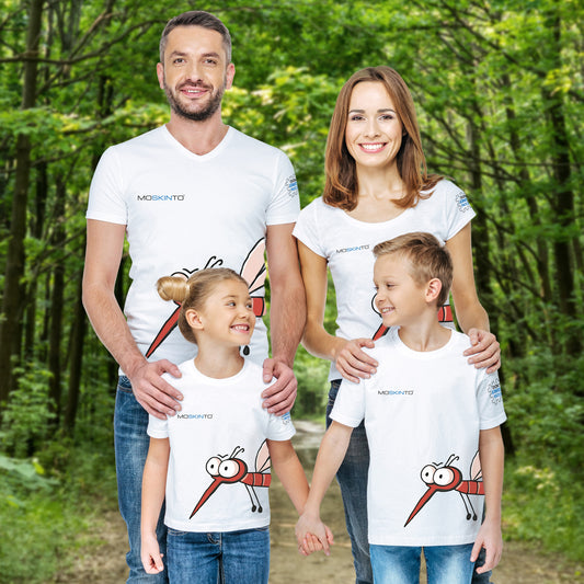 Fotografie einer Familie mit Vater, Mutter, Tochter und Sohn. Alle tragen das Moskinto Shirt.