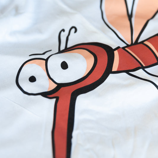 Detailaufnahme des weißen Moskintoshirts. Fokus auf die Augen der aufgedruckten Mücke in rot.